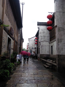 雨中漫步古街道