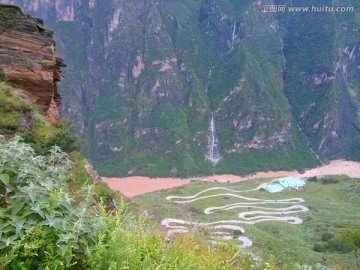 云南香格里拉虎跳峡徒步路线公路