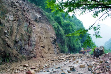 318川藏线泥石流