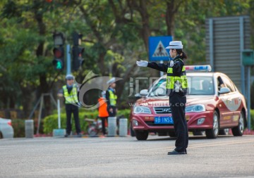 交警指挥交通