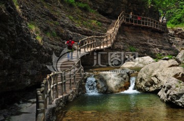 栈道 游人 泉水