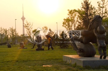 母子亲情雕塑 夕阳 落日