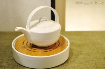 白色的中式茶壶