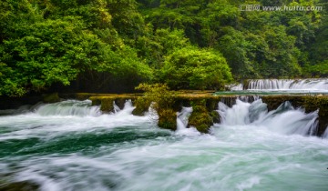 绿树瀑布流水