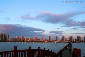 湖水 傍晚 都市风光 景