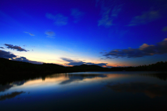 蓝湖夜空