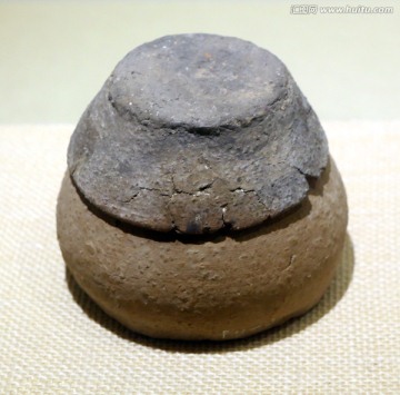 新石器时代带盖陶罐