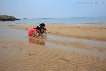 沙滩上的小女孩