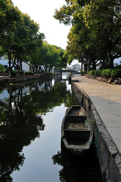 江南水乡河道里的船