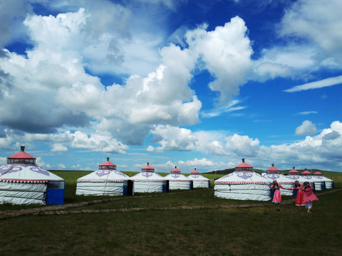 蓝天白云下的蒙古包