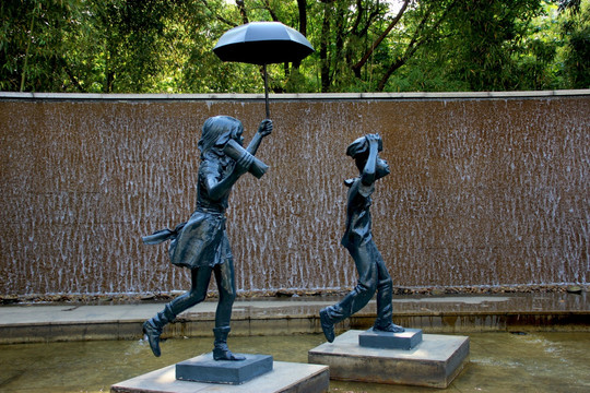 雕塑 雨中人