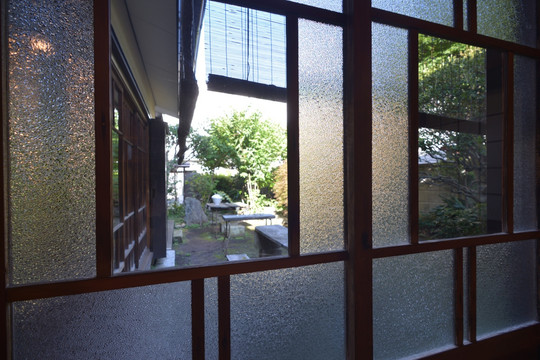 夏椿农家小院玻璃窗