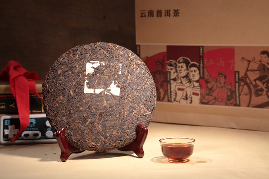 普洱茶饼和茶汤