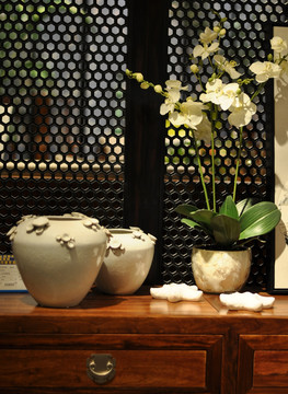 传统中式的陶瓷与盆栽