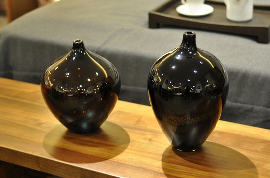 黑色陶瓷装饰摆件