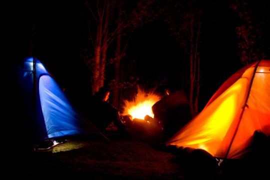 夜晚篝火下的帐篷