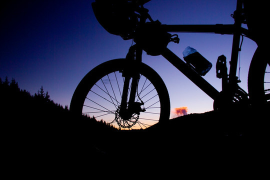 夕阳下的单车剪影