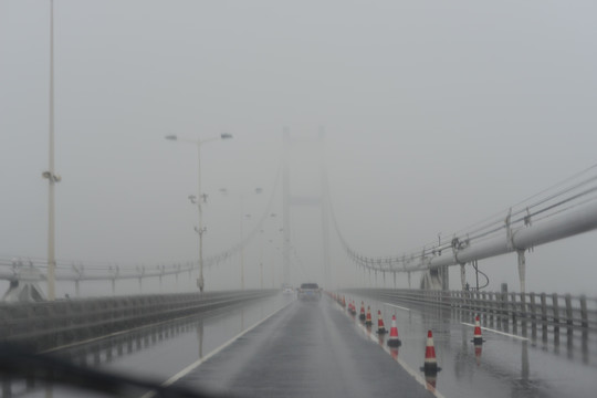 烟雨中的扬州大桥