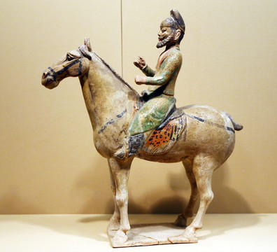 唐代彩绘釉陶胡人骑马俑