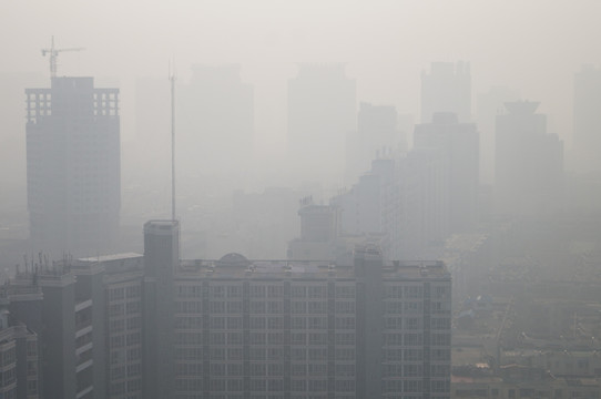 河南郑州现雾霾天气