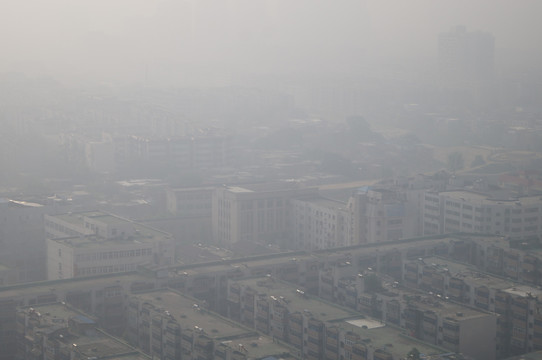 河南郑州现雾霾天气