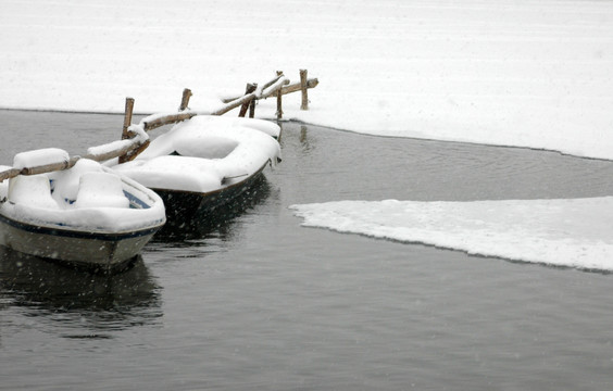 雪中小船