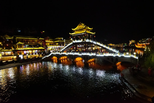 美麗的鳳凰古城夜色