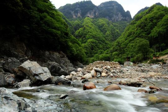 高山 河流