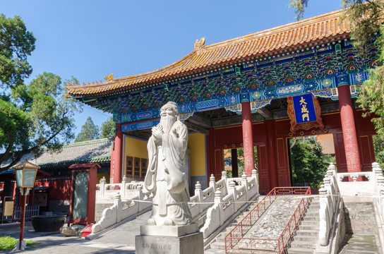 北京国子监和孔庙大成门孔子像