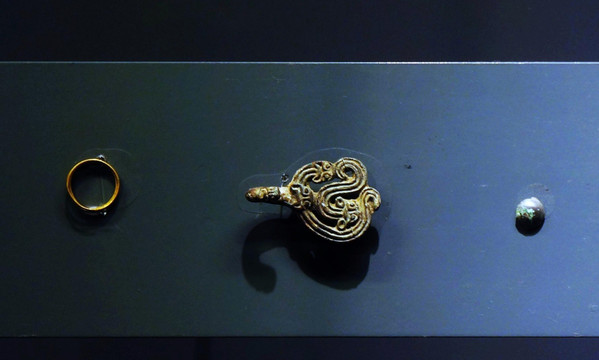 青铜四璃纹带钩和金丝耳环
