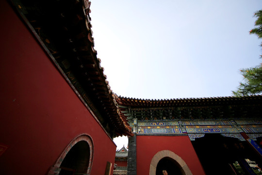 泰山红墙建筑