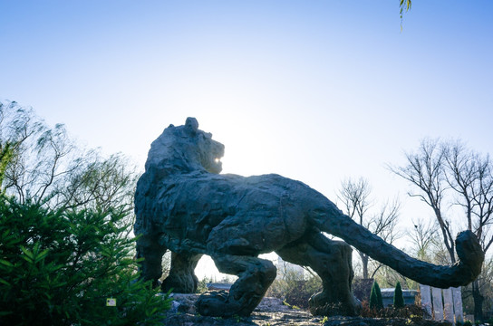 北京动物园猛虎塑像