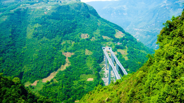 山野桥梁  横跨