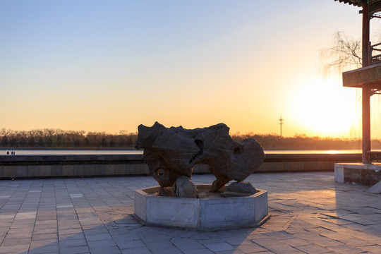 北京颐和园景明楼奇石夕阳