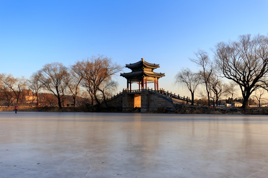 北京颐和园西堤练桥湖面结冰