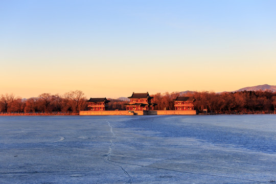 北京颐和园景明楼湖面结冰