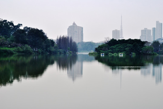 阴天湖水灰色树木建筑倒影