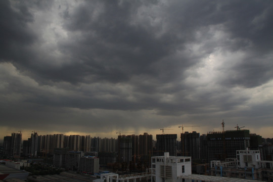 暴风雨到来前 城市天空