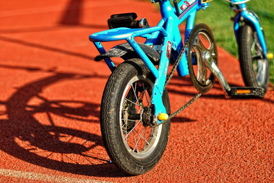 运动场红色塑胶跑道折叠自行车
