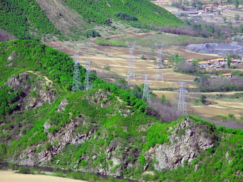 跨山电塔