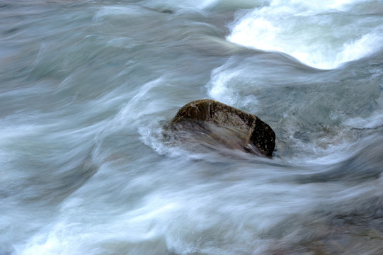 小溪激流