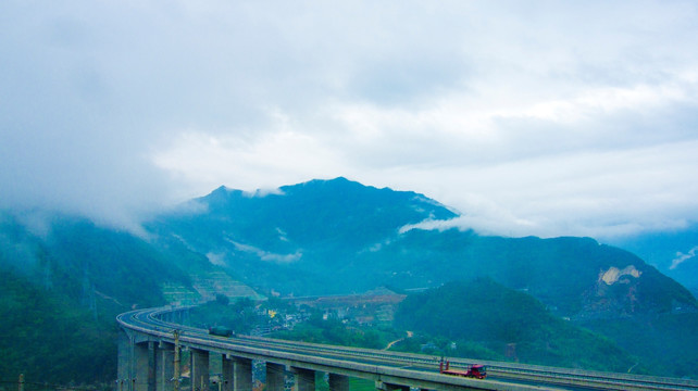 高速路  山间云雾