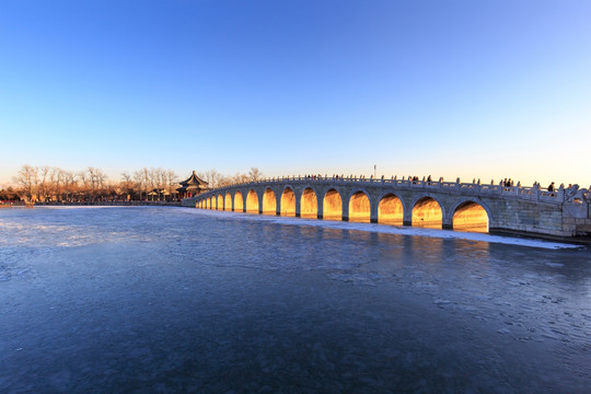 颐和园昆明湖冰面十七孔桥廓如亭