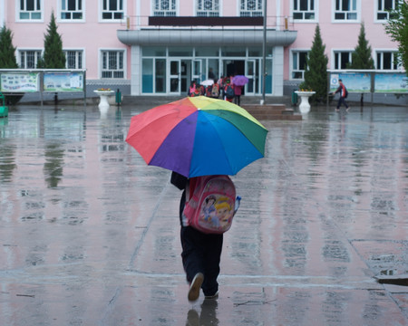 冒雨上学