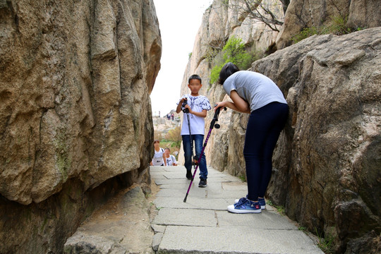 小孩登泰山