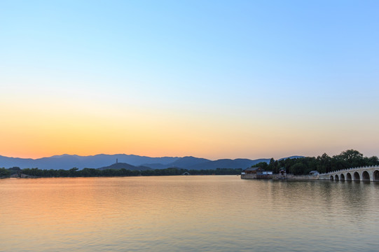 颐和园南湖湖十七孔桥黄昏傍晚