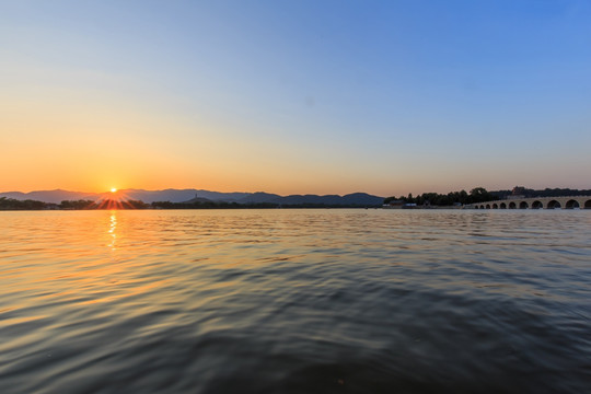 颐和园南湖夕阳十七孔桥佛香阁