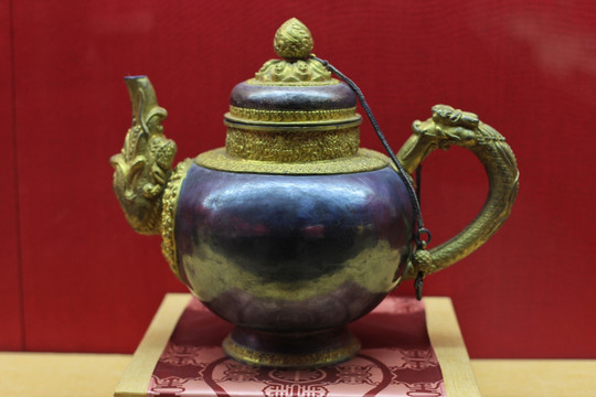 银质包铜鎏金茶壶