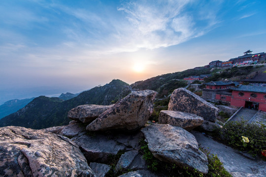 观泰山日落