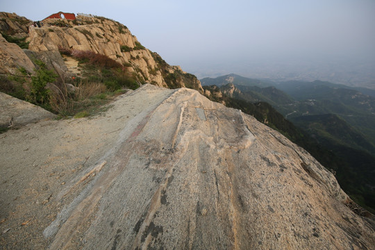 泰山玉皇顶风光